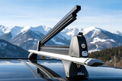 Suport ski auto pentru schiuri, Amos, cu prindere pe bare transversale pentru 5 perechi de schiuri 