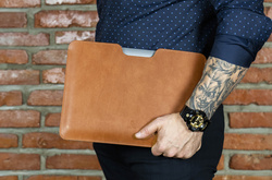 Husă elegantă pentru MacBook Air 13 M4, fabricată din piele naturală Baltan Razor maro