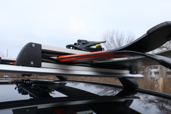 Suport ski auto pentru schiuri, Amos, cu prindere pe bare transversale pentru 3 perechi de schiuri