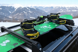 Suport ski auto pentru schiuri, Amos, cu prindere pe bare transversale pentru 5 perechi de schiuri 