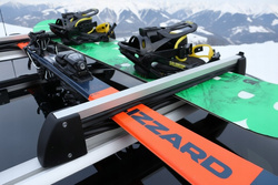 Suport ski auto pentru schiuri, Amos, cu prindere pe bare transversale pentru 5 perechi de schiuri 