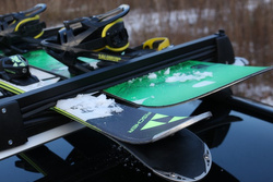 Suport ski auto pentru schiuri, Amos, cu prindere pe bare transversale pentru 3 perechi de schiuri