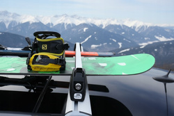 Suport ski auto pentru schiuri, Amos, cu prindere pe bare transversale pentru 5 perechi de schiuri 