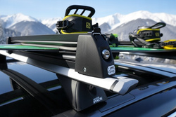 Suport ski auto pentru schiuri, Amos, cu prindere pe bare transversale pentru 5 perechi de schiuri 