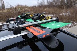 Suport ski auto pentru schiuri, Amos, cu prindere pe bare transversale pentru 3 perechi de schiuri