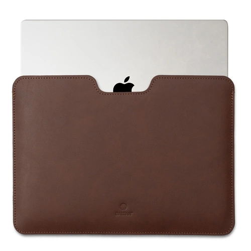 Husă elegantă Baltan Razor maro închis din piele naturală pentru MacBook Air 13 M4