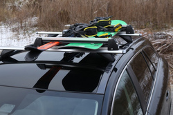 Suport ski auto pentru schiuri, Amos, cu prindere pe bare transversale pentru 3 perechi de schiuri