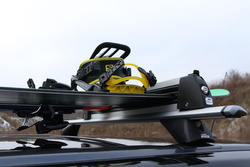 Suport ski auto pentru schiuri, Amos, cu prindere pe bare transversale pentru 3 perechi de schiuri