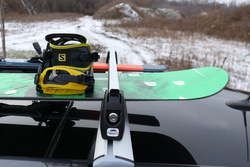 Suport ski auto pentru schiuri, Amos, cu prindere pe bare transversale pentru 3 perechi de schiuri