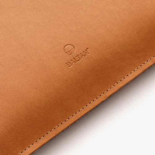 Etui na CD/DVD Szare Kwiaty pol_pl_Eleganckie-etui-na-MacBook-13-PRO-ze-skory-naturalnej-Baltan-Razor-49598_5