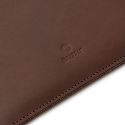 Husă elegantă Baltan Razor maro închis din piele naturală pentru MacBook 13 PRO