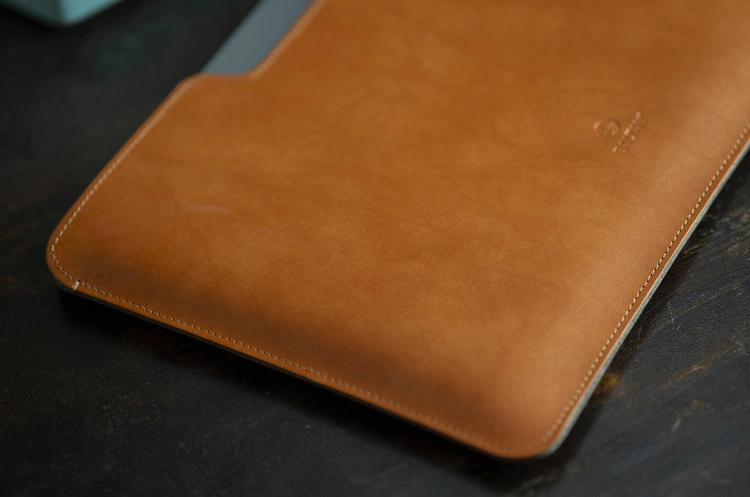 Etui na CD/DVD Szare Kwiaty pol_pl_Eleganckie-etui-na-MacBook-13-PRO-ze-skory-naturalnej-Baltan-Razor-49598_2