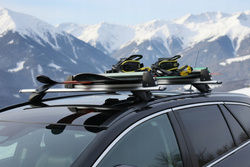 Suport ski auto pentru schiuri, Amos, cu prindere pe bare transversale pentru 5 perechi de schiuri 